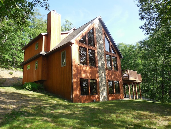 The house overlooking the beautiful mountain scenery. 