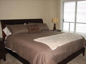 Bedroom with king size bed and ocean view