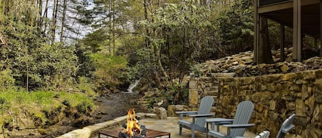 Grab a glass of wine and relax with family or friends  by the creek /waterfall