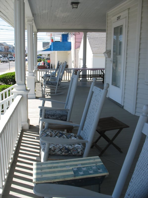 Best front porch Wildwood Cr. at 207 E. Lavender Rd, 3 blocks to beach & boards