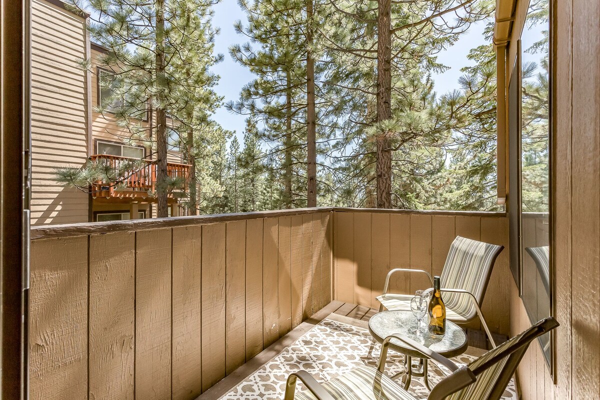 Tahoe Clubhouse Retreat! A/C,private, near beach, ski, shopping, downtown, max8