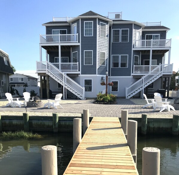Bay front with dock and 5 bedrooms, 
3-1/2 Baths, fire pit, large game room/fam
