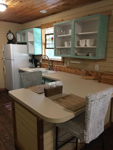 Cabin B&B less than 10 miles from First Monday Trades Day