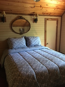 Cabin B&B less than 10 miles from First Monday Trades Day