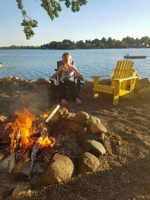 Fire pit right next to the lake