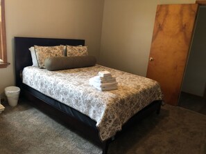 2nd bedroom- queen bed
