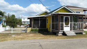Dog Friendly Beach Cottage Rental, Banana Cabana, fenced yard
