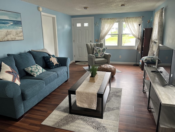 Open concept floor plan - view of living room from kitchen