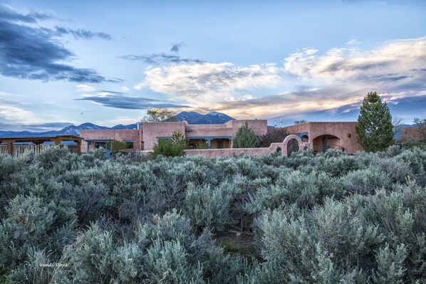 Buffalo Moon-8 min. from Taos Plaza/20 min from Taos Ski Valley. You'll LOVE it!