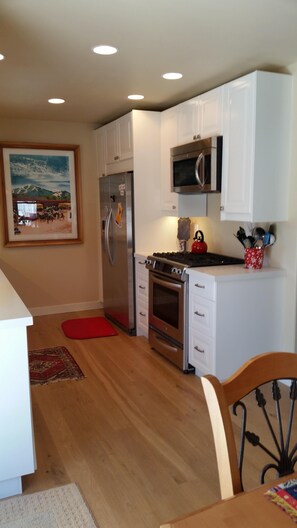 New kitchen, gas range, fridge with water/ice in door.