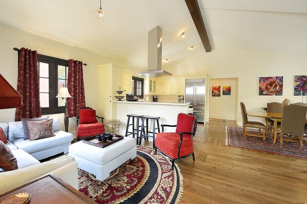 Palace Gem: Open space kitchen and dining room - 60" HDTV