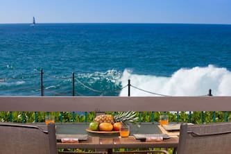 Oceanfront Luxurious Kona Condo at Kanaloa with 2 king beds