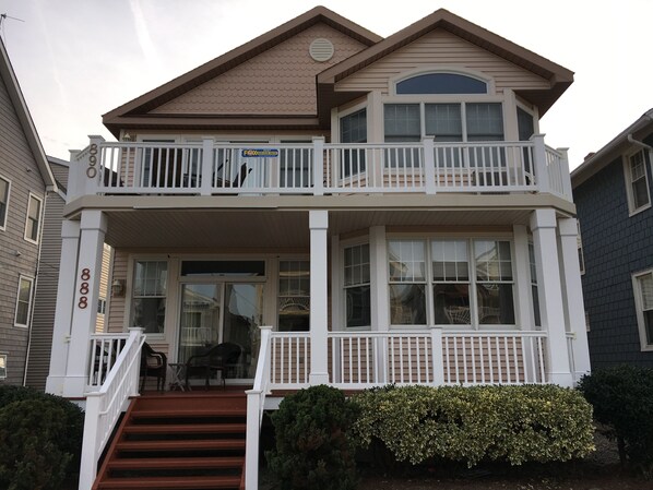 Great location-Beach block! Two minute walk to beach & boardwalk. Quiet street.