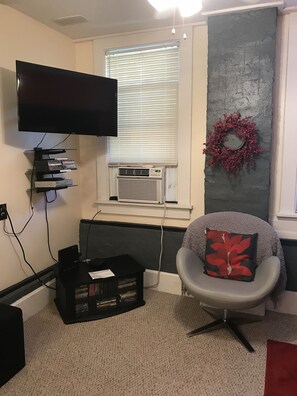 Access to Netflix, Hulu, Amazon Prime, Youtube, etc as well as assorted DVD's.