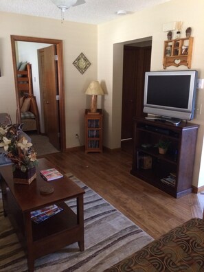 Livingroom with TV.
