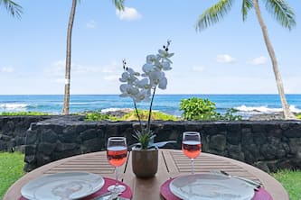 Steps from waves - Ground Floor - Direct Ocean Front condo -full AC & King bed