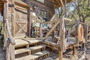 When photos can't do place justice, we turn to our guests! LaChelle stayed here, & told us, TheCedar Loft is even cuter in person. Its entrance & cabin itself is tucked into the trees, so it feels very private. The entire property is picturesque