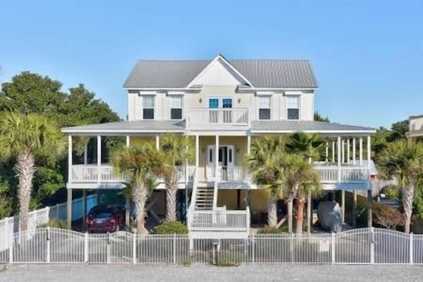 Southern Breeze, private home south of 30A. - This beautiful 4 bedroom home is south of 30A has a private pool and is minutes away from the magical waters of the Emerald Coast. Walk to restaurants and shops.