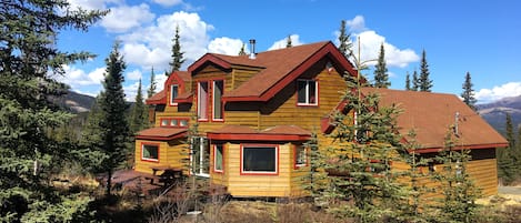 Denali Sunset House-wild views, creature comforts