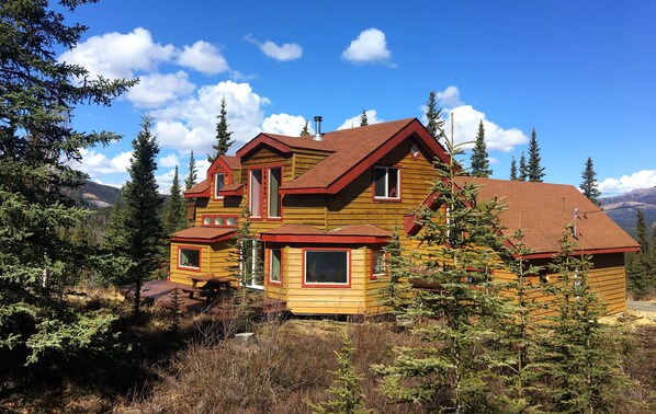 Denali Sunset House-wild views, creature comforts