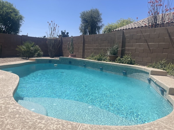Shasta self cleaning pool with heater & swimming jets!