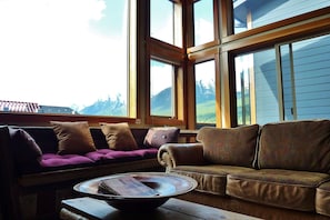 CONDO #1: Barnwood window benches, comfy leather sofas and expansive views!