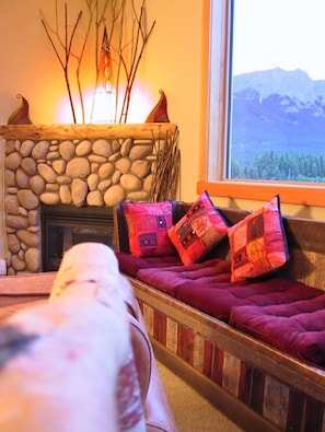 CONDO #1: Curl up on barnwood window bench next to the fireplace