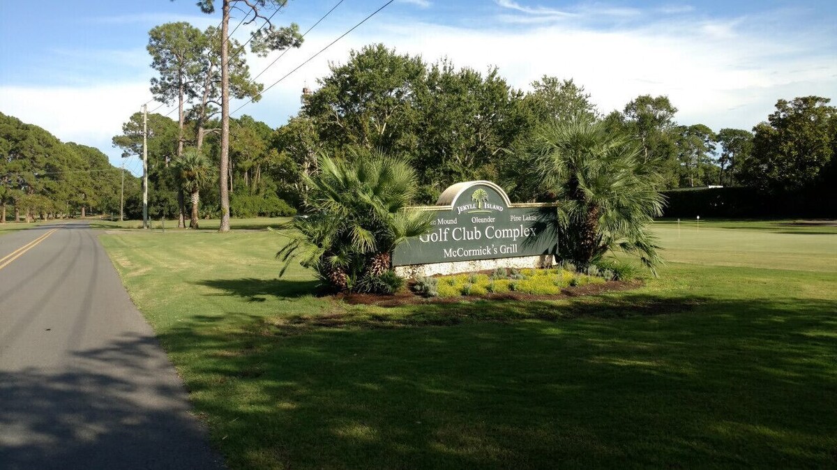 Unit 2- Jekyll Island Updated Beachy Townhome Stephs from the Ocean!