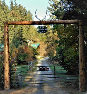 ELK MOUNTAIN RANCH GATED ENTRY