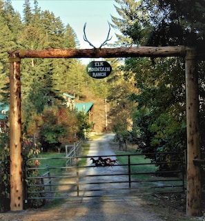 ELK MOUNTAIN RANCH GATED ENTRY