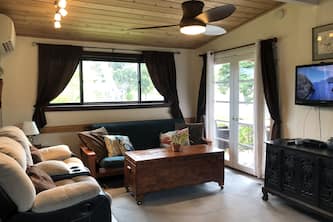 Close to the Beautiful Kailua Beach-A/C's-Full Kitchen-Covered Patio-Pet ok