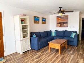 Cozy Living Room - features flat screen TV/Cable/DVD
