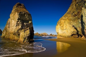 The Beach and geologically stunning Rainbow Rock! 