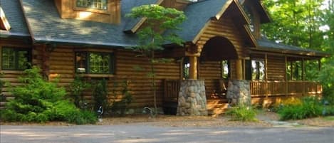 Luxurious Log Home