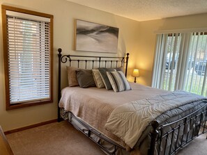 Master bedroom - king size bed, very comfortable! 