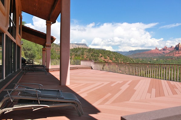 Enormous deck!