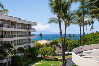 Maui Banyan fave! Ocean View, Renovated, Steps to the Beach, King Bed, Split AC