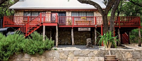 Welcome to Casa Rio Hideaway, sleeps 16, pet friendly and only a 2 minute walk from the Frio River