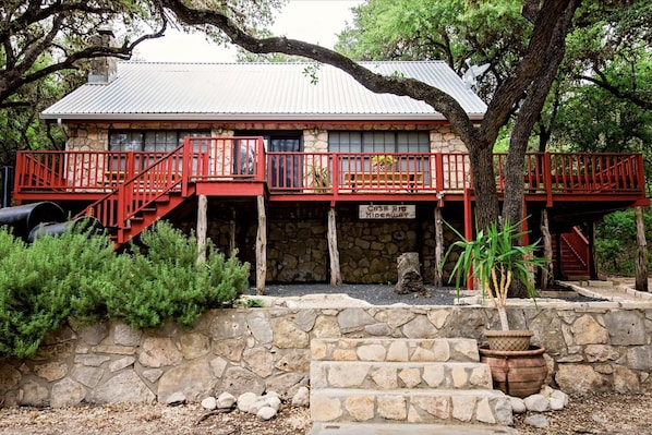 Welcome to Casa Rio Hideaway, sleeps 16, pet friendly and only a 2 minute walk from the Frio River