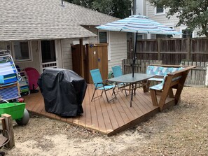 Back deck with gas grill