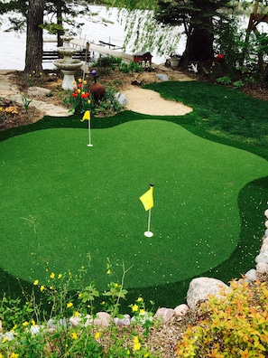 2 hole putting green for guest use