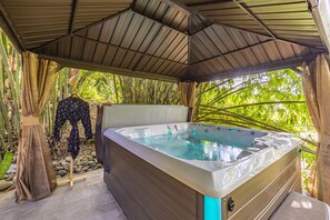 Outdoor spa tub