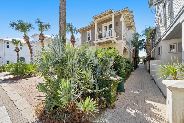 Starburst Beach House - one house off beach and adjacent to path to beach