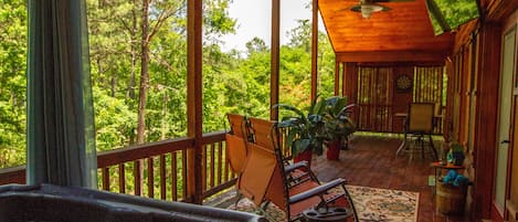 Wood Knot Cabin in Southern Hills Addition, near Beavers Bend State Park