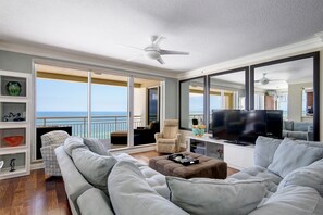 Great room with 3d HDTV, DVR, Blue Ray DVD, Netflix, stunning views.  Light!