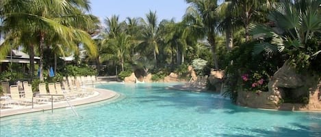 3 pools & hot tub, poolside beverage, towel service, outdoor dining