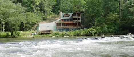 Rocky River is directly located on the Coosawattee river!