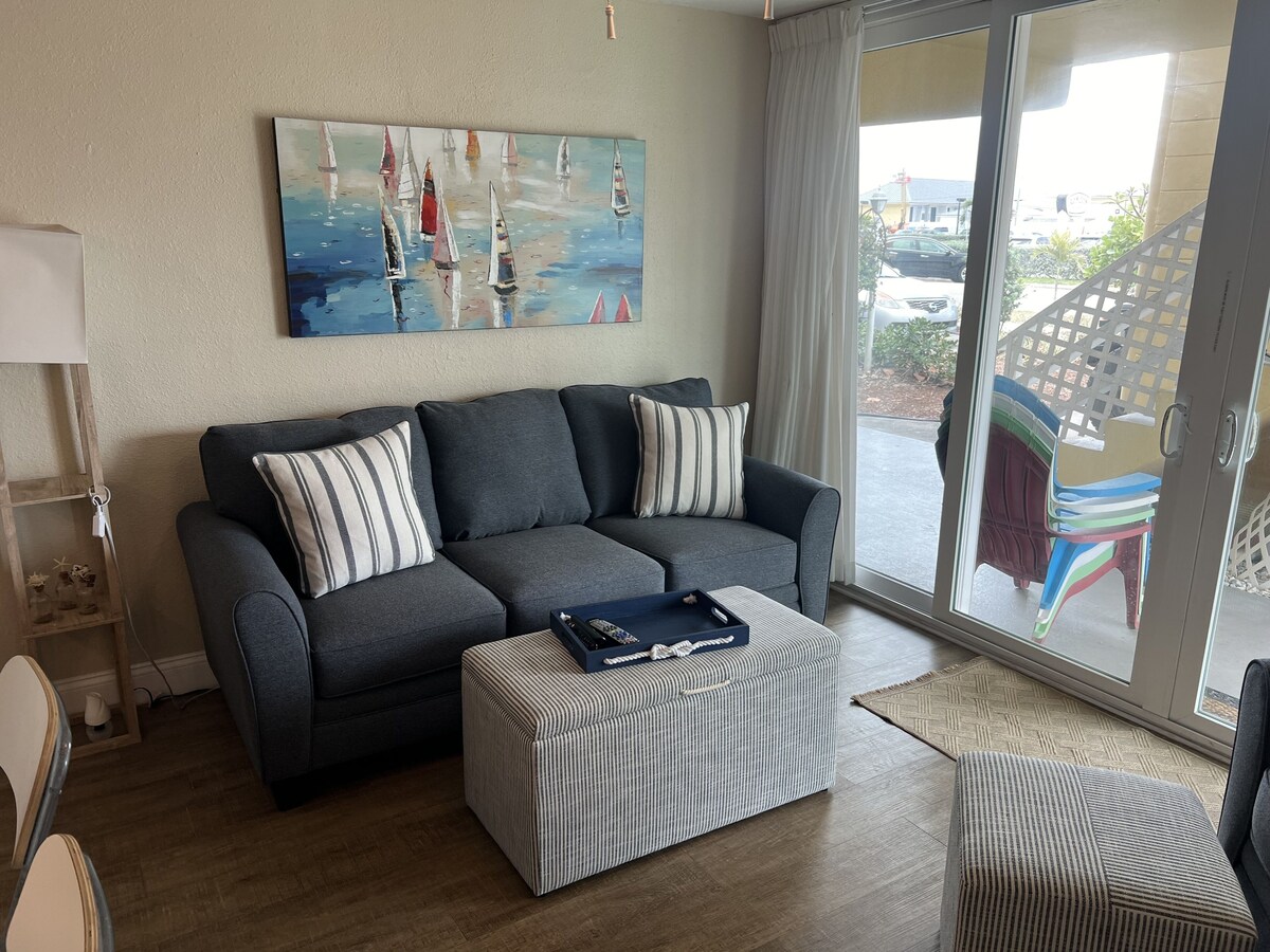Stay in this modernized condo, family friendly!