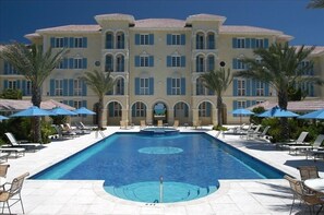 Villa Renaissance poolside with hot tub