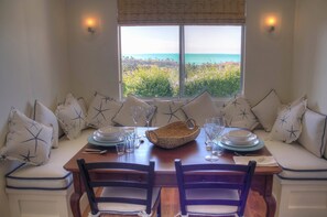 Cozy breakfast nook. full ocean view. Play your games or puzzles. STR 21-1240